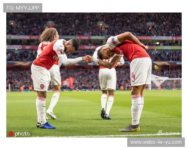 瓦伦西亚球员丹朱马射门中柱,错失领先机会 瓦伦西亚球员丹朱马射门中柱,错失领先机会