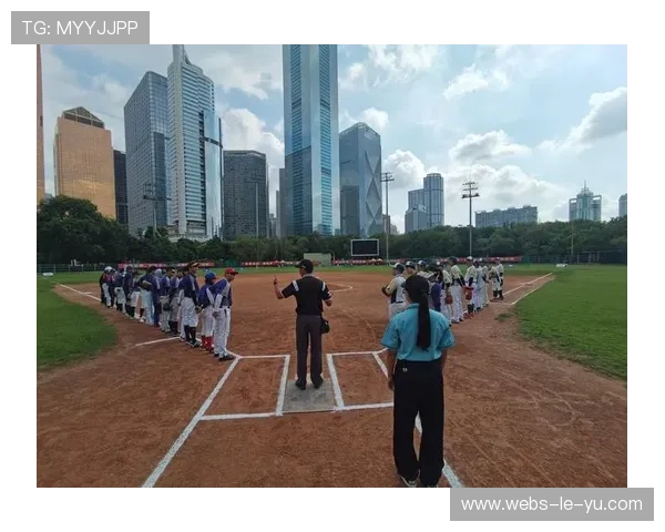 慢投垒球联赛决赛，双方攻防交替紧张激烈