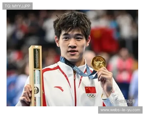 新加坡世锦赛训练池畔现温馨一幕，波波维奇与潘展乐互动交流。