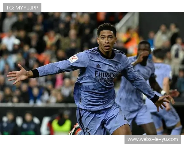 西甲转播规避抗议画面，空中镜头聚焦中圈静默